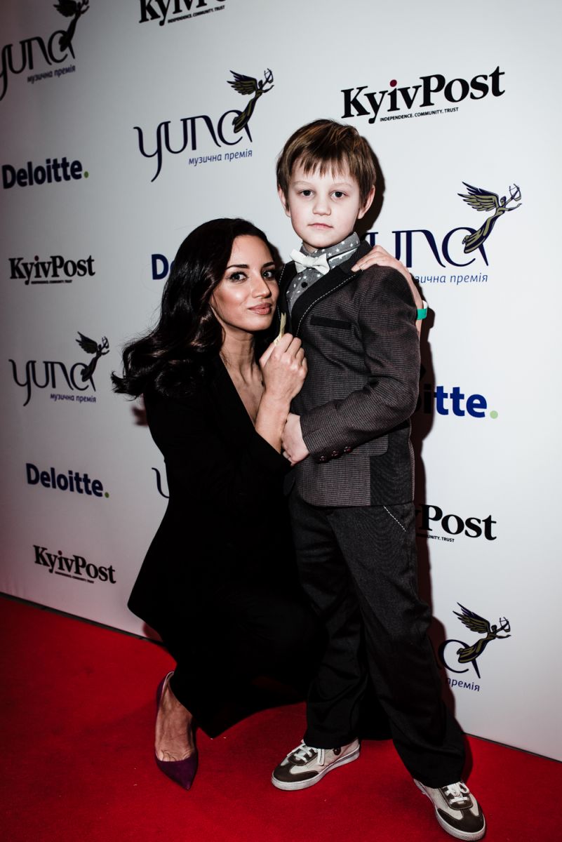 Татьяна Денисова пришла на премию Yuna-2016 с главным мужчиной своей жизни